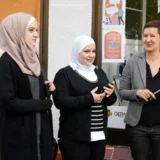 Dalal Otabashi (links) und Nabegha Safwah im Bild mit Jana Huster Die guten Selen vom Quatiersbüro Wolfgang Hesse